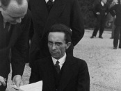 Ο Goebbels του χαμογέλασε μέχρι που έμαθε ότι ο Eisenstaedt ήταν Εβραίος - μια στιγμή που ο Eisenstaedt απαθανάτισε σε αυτή τη φωτογραφία. source: https://rarehistoricalphotos.com/goebbels-eisenstaedt-1933/